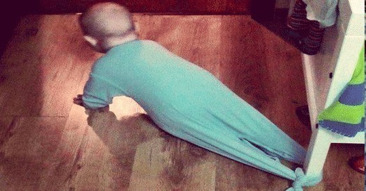 Pilnowanie za pomocą śpioszków i nogi stołu